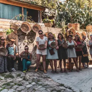 Gruppo di persone sorridenti con cesti di vimini.