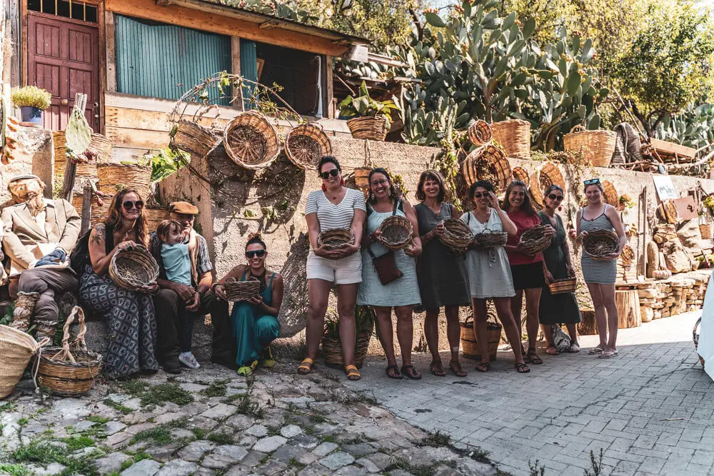 Gruppo di persone sorridenti con cesti di vimini.