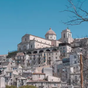 Panoramica di borgo antico con chiesa sulla collina.
