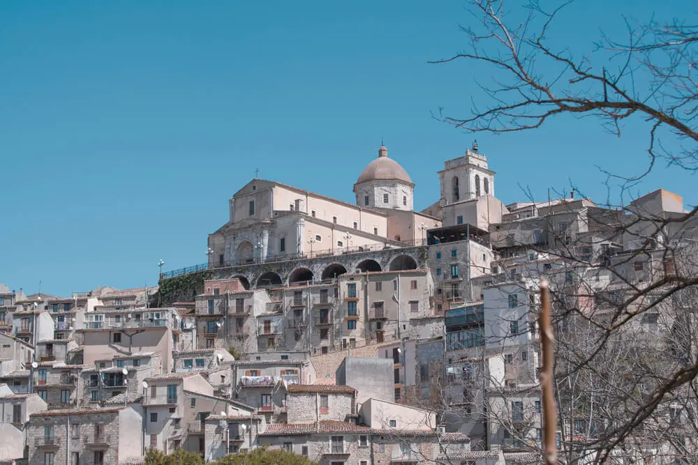 Panoramica di borgo antico con chiesa sulla collina.