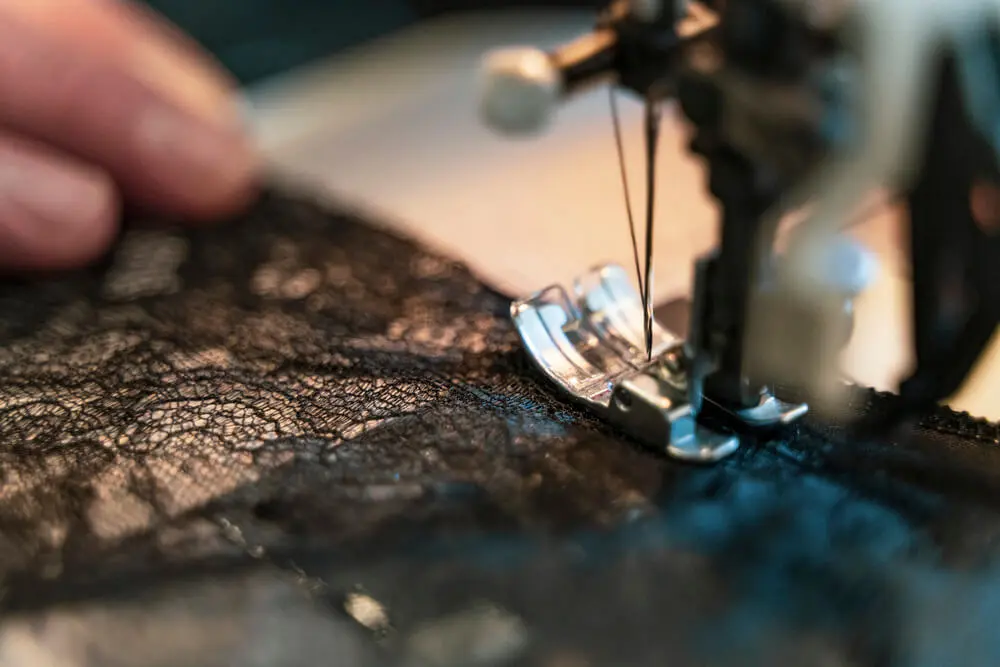 Macchina da cucire che cuce pizzo nero.