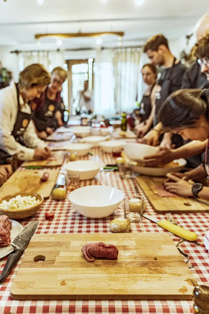 Preparazione cibo, corso di cucina, carne cruda su tagliere.