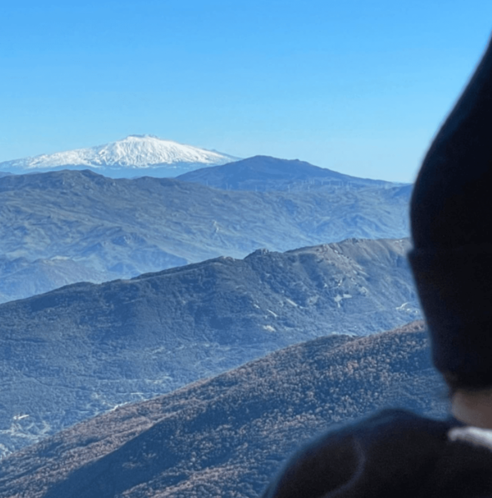 Vista panoramica di montagne innevate.