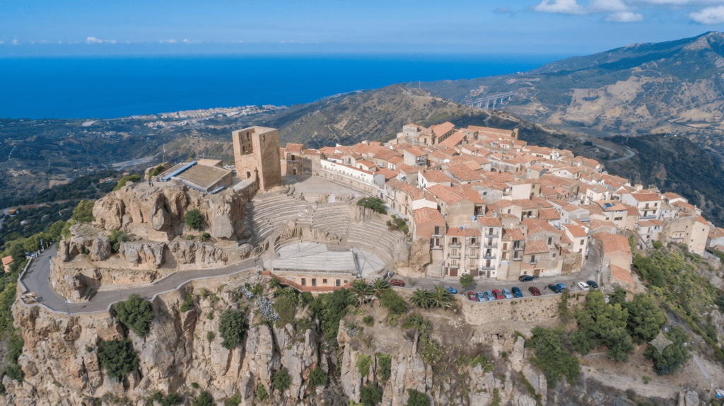 Pollina e il Teatro Pietra Rosa il borgo sospeso tra Madonie e mare